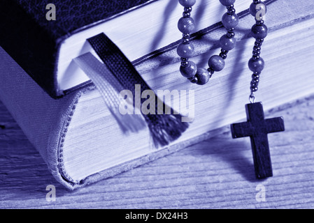 Nature morte avec bible et Chapelet en bois ancien Banque D'Images