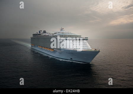 Photo aérienne de l'Allure of the Seas, un navire de croisière appartenant à Royal Caribbean voile vers le pont Storebaelt au Danemark. Banque D'Images