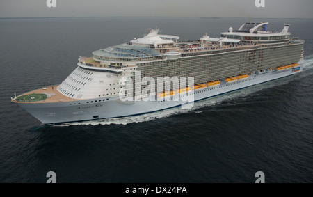 Photo aérienne de l'Allure of the Seas, un navire de croisière appartenant à Royal Caribbean voile vers le pont Storebaelt au Danemark. Banque D'Images