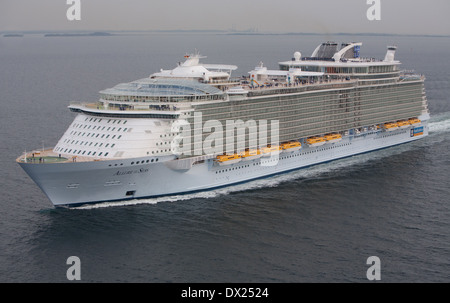 Photo aérienne de l'Allure of the Seas, un navire de croisière appartenant à Royal Caribbean voile vers le pont Storebaelt au Danemark. Banque D'Images