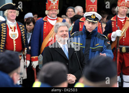 Wilhelmshaven, Allemagne. Mar 17, 2014. Le ministre de l'intérieur de Brandebourg Ralf Holzschuher et commandant Gerald Liebich (R) se tiennent près de membres de l'équipage de la frégate Brandenburg et géants de Potsdam sur le pont de la frégate "Brandenburg" à la base navale de Wilhelmshaven, Allemagne, 17 mars 2014, avant de partir pour une opération anti-piratage à la Corne de l'Afrique. La frégate sera le chef de file de la mission internationale "Atalanta". Photo : INGO WAGNER/dpa/Alamy Live News Banque D'Images