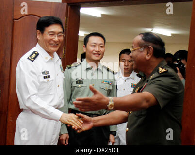 Phnom Penh, Cambodge. Mar 17, 2014. Jianguo Sun (1re L), sous-chef d'état-major de l'Armée de libération du peuple chinois et président de l'Institut chinois des études stratégiques internationales, rencontre les Forces armées royales cambodgiennes) commandant en chef Le Général Pol Saroeun (1e R) à Phnom Penh, Cambodge, 17 mars 2014. Chinois et cambodgien les officiers supérieurs le lundi promis d'approfondir les relations bilatérales et la coopération d'avantages réciproques. Credit : Sovannara/Xinhua/Alamy Live News Banque D'Images