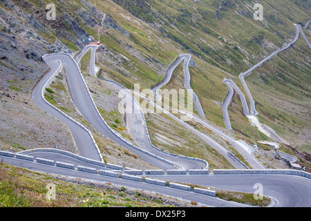 Col du Stelvio. Un col de montagne dans le nord de l'Italie. Parc National du Stelvio, Italie. Banque D'Images