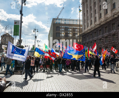 Kiev, Ukraine - le 16 mars 2014 : des citoyens étrangers ont organisé une marche dans le centre-ville de Kiev l'appui du peuple ukrainien. Banque D'Images