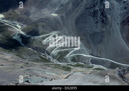 Route sinueuse à Barskaun Barskoon (col), gamme Terskey Tian-shan occidental, Kirghizistan, Banque D'Images