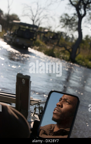 L'un des guides de la 4x4 safaris où sont menées dans le Delta de l'Okavango camp près de Khwai River Lodge by Orient Express Banque D'Images