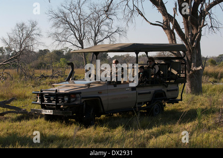 L'un des guides de la 4x4 safaris où sont menées dans le Delta de l'Okavango camp près de Khwai River Lodge by Orient Express Banque D'Images