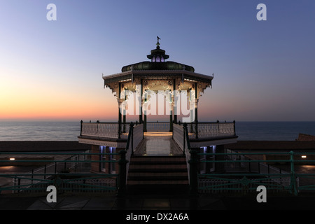 Les couleurs sur l'aube, promenade en bord de kiosque victorien, Brighton, Brighton & Hove, Sussex, England, UK Banque D'Images