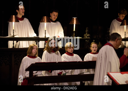 Les membres de la Chorale de la Cathédrale de Manchester pratiquant à la Cathédrale de Manchester avant de donner un spectacle le soir même. Banque D'Images