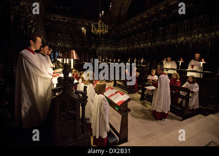 Les membres de la Chorale de la Cathédrale de Manchester pratiquant à la Cathédrale de Manchester avant de donner un spectacle le soir même. Banque D'Images