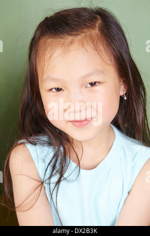 Portrait of a smiling chinese girl en face d'un tableau Banque D'Images