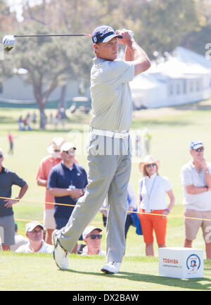 Newport Beach, Californie, USA. Mar 16, 2014. Bill Glasson regarde son lecteur sur le deuxième trou lors de la ronde finale de la Classique de Toshiba à la Newport Beach Country Club le 16 mars 2014 à Newport Beach, en Californie. © Doug Gifford/ZUMAPRESS.com/Alamy Live News Banque D'Images