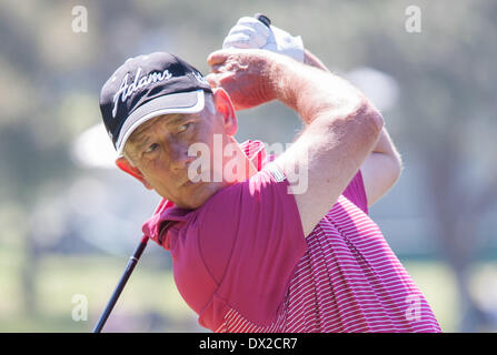 Newport Beach, Californie, USA. Mar 16, 2014. Mike Goodes regarde son lecteur sur le deuxième trou lors de la ronde finale de la Classique de Toshiba à la Newport Beach Country Club le 16 mars 2014 à Newport Beach, en Californie. © Doug Gifford/ZUMAPRESS.com/Alamy Live News Banque D'Images