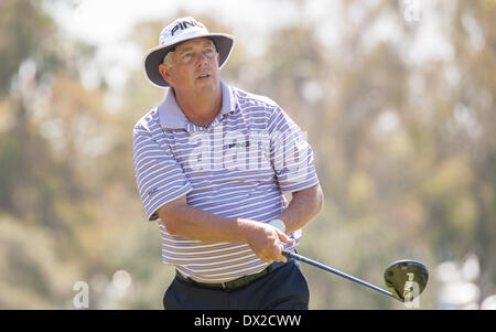 Newport Beach, Californie, USA. Mar 16, 2014. Kirk Triplett regarde son lecteur sur le deuxième trou lors de la ronde finale de la Classique de Toshiba à la Newport Beach Country Club le 16 mars 2014 à Newport Beach, en Californie. © Doug Gifford/ZUMAPRESS.com/Alamy Live News Banque D'Images