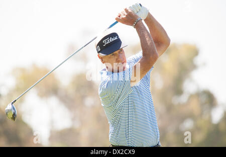 Newport Beach, Californie, USA. Mar 16, 2014. Bruce Fleisher regarde son lecteur sur le deuxième trou lors de la ronde finale de la Classique de Toshiba à la Newport Beach Country Club le 16 mars 2014 à Newport Beach, en Californie. © Doug Gifford/ZUMAPRESS.com/Alamy Live News Banque D'Images