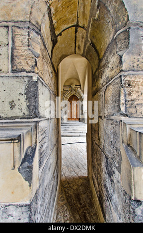 Voir entre les colonnes de la cathédrale Saint-Guy sur la porte latérale. Banque D'Images