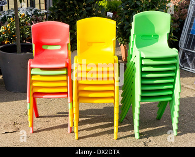 Des piles de chaises pour enfants en plastique coloré Banque D'Images