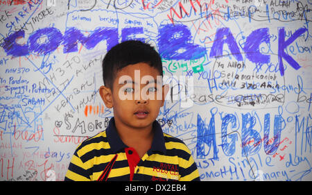 Kuala Lumpur, Malaisie. Mar 17, 2014. Un jeune enfant pose pour la caméra à la ''mur d'espoir'' alors qu'il entre dans le neuvième jour de la disparition de la compagnie aérienne de la Malaisie, MH370 à l'Aéroport International de Kuala Lumpur à Sepang, à l'extérieur de Kuala Lumpur, Malaisie, le lundi 17 mars 2014. Credit : ZUMA Press, Inc./Alamy Live News Banque D'Images