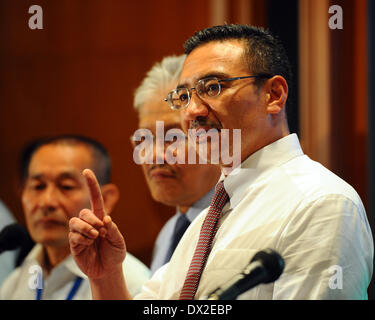 Kuala Lumpur, Malaisie. Mar 17, 2014. La Malaisie' ministre suppléant des Transports Hishamuddin Hussein réagit tout en répondant aux questions au cours de la conférence de presse pour le MH370 dans un hôtel à Sepang, à l'extérieur de Kuala Lumpur, Malaisie, le lundi 17 mars 2014. Credit : ZUMA Press, Inc./Alamy Live News Banque D'Images