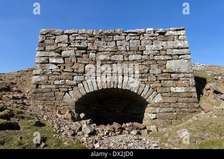 Vestiges d'un ancien four à chaux Cringley Hill Swaledale Yorkshire Dales UK Banque D'Images