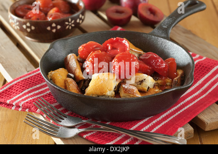 Kaiserschmarren. Dessert Crêpes déchiqueté avec compote de prunes Banque D'Images