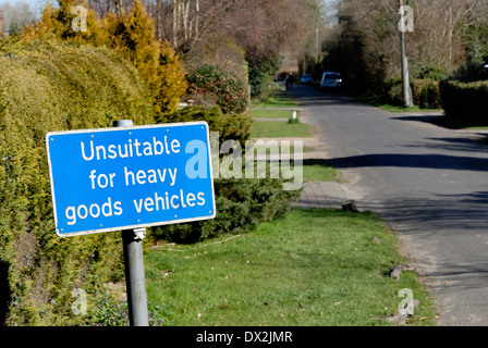 Kent, England, UK. "Ne convient pas aux poids lourds" dans un petit village lane Banque D'Images