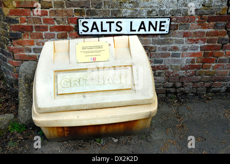 Loose Village, Kent, Angleterre. Bac à sable et à sel (pour glace et neige) dans Salts Lane. Fait ce qu'il dit sur la boîte. Banque D'Images