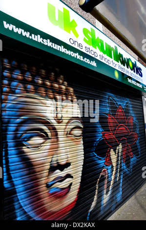 Maidstone, Kent, Angleterre, Royaume-Uni. UK Boîtes shop façade - 'one stop shop pour les accessoires de mode de vie'. Volets peints - fermé Banque D'Images