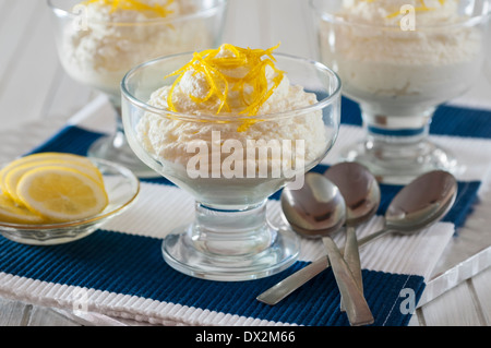 Lemon syllabub. Lemon posset. Le vin et la crème dessert traditionnel Banque D'Images