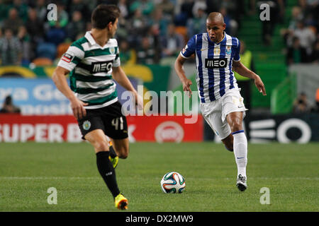 16 mars 2014 - Le milieu de terrain brésilien du FC Porto Fernando Reges s'exécute avec le ballon au cours de la zon Sagres League football match Sporting CP vs FC Porto au Stade Alvalade à Lisbonne. (Crédit Image : © Filipe Amorim/NurPhoto/ZUMAPRESS.com) Banque D'Images