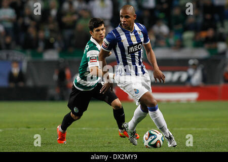 16 mars 2014 - Le milieu de terrain brésilien du FC Porto Fernando Reges en action avec le milieu sportif portugais Andre Martins au cours de la zon Sagres League football match Sporting CP vs FC Porto au Stade Alvalade à Lisbonne. (Crédit Image : © Filipe Amorim/NurPhoto/ZUMAPRESS.com) Banque D'Images