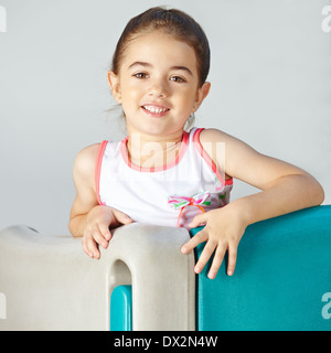 Portrait of a smiling girl dans un jardin Banque D'Images