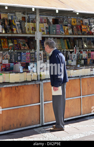 Senior consultant des livres à un livre de plein air en décrochage Fuengirola, Espagne. Banque D'Images