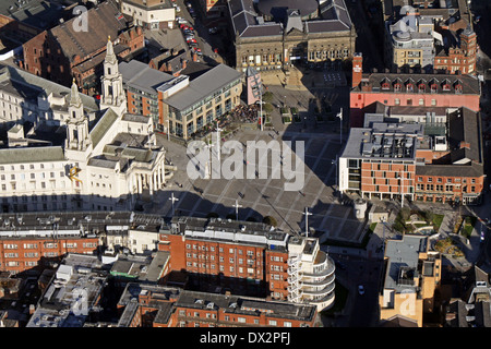 Vue aérienne de la place du millénaire à Leeds avec salle municipale de Leeds Banque D'Images