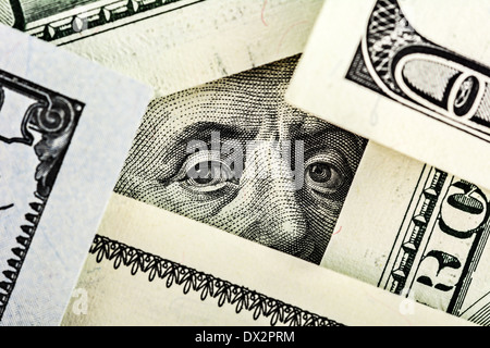 Portrait de Benjamin Franklin sur le hundred dollar bill encadrée par d'autres billets Banque D'Images