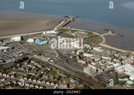 Vue aérienne de la ville de Morecambe, Morecambe Parc de loisirs, du front de mer, brise-lames, de défense et de plages dans le Lancashire Banque D'Images