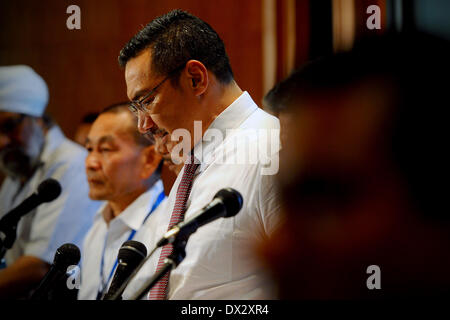 Kuala Lumpur, Malaisie. Mar 17, 2014. Hishamuddin Hussein ministre de la défense de la Malaisie et d'agir le ministre des Transports fait une pause avant de répondre à une question lors de la conférence de presse pour le MH370 dans un hôtel à Sepang, à l'extérieur de Kuala Lumpur, Malaisie, le lundi 17 mars 2014. La Malaysian passenger jet absent pendant plus d'une semaine avait ses communications délibérément désactivé et son dernier signal est venu environ sept heures et demie après le décollage, ce qui signifie qu'il aurait pu se terminer jusqu'au Kazakhstan ou en profondeur dans le sud de l'Océan Indien, le Premier Ministre de la Malaisie Najib Razak a déclaré samedi. (Photo de Banque D'Images