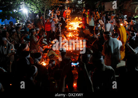 Phnom Penh, Cambodge. Mar 17, 2014. Les gens allument d'encens et des bougies à prier pour l'avion malaisien disparu à Phnom Penh, Cambodge, 17 mars 2014. Quelque 100 personnes y compris des moines bouddhistes cambodgiens prié ici lundi soir pour le Malaysian Airlines vol MH370. Credit : Sovannara/Xinhua/Alamy Live News Banque D'Images