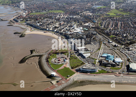 Vue aérienne de la ville de Morecambe, Morecambe Parc de loisirs, du front de mer, et des plages de défense dans le Lancashire Banque D'Images