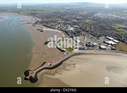 Vue aérienne de la ville de Morecambe et le front de mer, et des plages de défense dans le Lancashire Banque D'Images