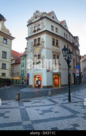 PRAGUE, RÉPUBLIQUE TCHÈQUE - SEP 07 : Street view illuminés à matin . ville magique de Prague le 07 sept., 2013 Banque D'Images