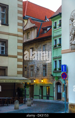 PRAGUE, RÉPUBLIQUE TCHÈQUE - SEP 07 : Street view illuminés à matin . ville magique de Prague le 07 sept., 2013 Banque D'Images