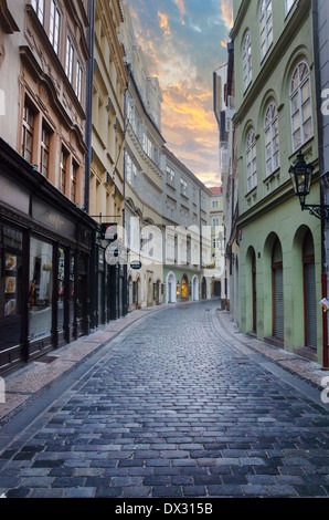 PRAGUE, RÉPUBLIQUE TCHÈQUE - SEP 07 : Street view illuminés à matin . ville magique de Prague le 07 sept., 2013 Banque D'Images