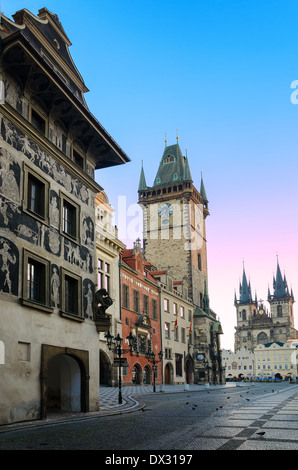 PRAGUE, RÉPUBLIQUE TCHÈQUE - SEP 07 : tour de l'hôtel de ville avec sa célèbre horloge et l'église de Tyn contexte au début de la matinée Banque D'Images