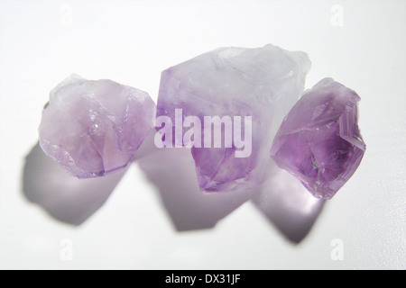 Morceaux d'améthyste de couleur violette Banque D'Images