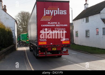 Camion Poids Lourds passant près de maisons sur une route dans le village de Rempstone, Lancashire, England, UK Banque D'Images