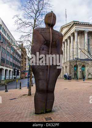 L'Iron Man statue par Antony Gormley en 1993, Square Victoria Birmingham UK Banque D'Images