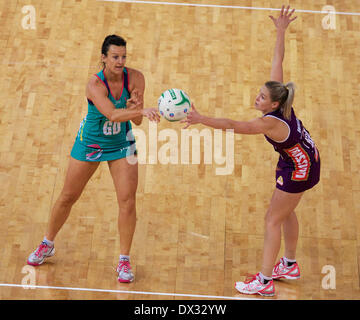 Melbourne, Victoria, Australie. Mar 16, 2014. BIANCA CHATFIELD du Melbourne Vixens passe le ballon au cours de la phase 3 de ce match entre le Melbourne Vixens v QUEENSLAND Firebirds à Hisense Arena, Melbourne, Victoria, Australie. Queensland Firebirds beat Melbourne Vixens 48-47. © Tom Griffiths/ZUMAPRESS.com/Alamy Live News Banque D'Images