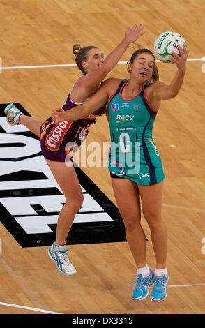 Melbourne, Victoria, Australie. Mar 16, 2014. LIZ WATSON du Melbourne Vixens attrape la balle pendant la ronde 3 match entre la Melbourne Vixens v QUEENSLAND Firebirds à Hisense Arena, Melbourne, Victoria, Australie. Queensland Firebirds beat Melbourne Vixens 48-47. © Tom Griffiths/ZUMAPRESS.com/Alamy Live News Banque D'Images