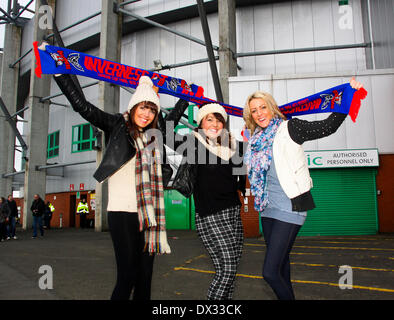 Glasgow, Ecosse. Mar 16, 2014. Inverness Caledonian Thistle fans arrivant pour la finale de la coupe de la ligue écossaise entre Aberdeen et Inverness Caledonian Thistle FC FC au Celtic Park. Aberdeen a gagné 4-2 sur les pénalités. Credit : Action Plus Sport/Alamy Live News Banque D'Images